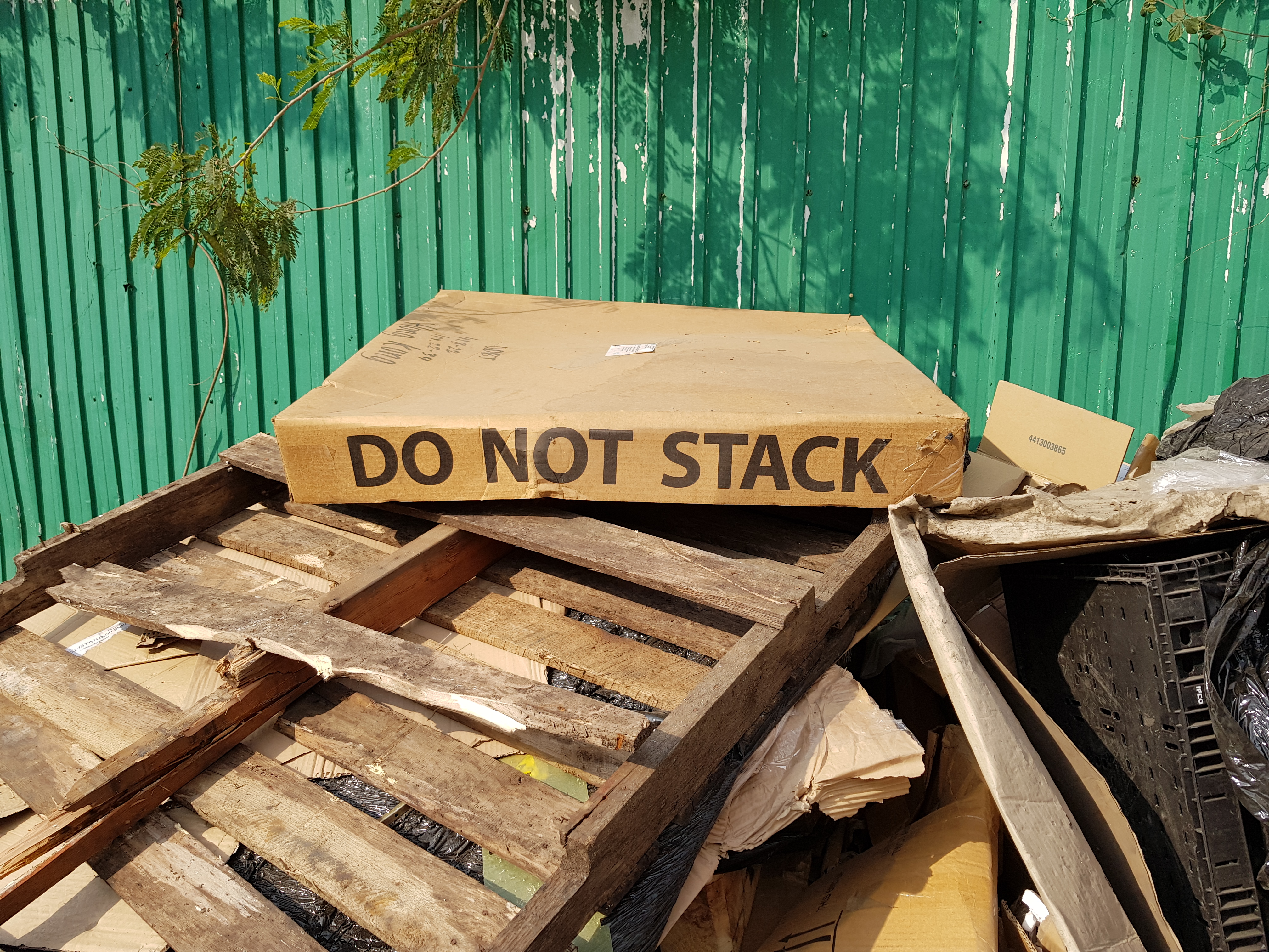 Red Stacking Into the Red Stack | HONG KONG REVIEW OF BOOKS 香港書評